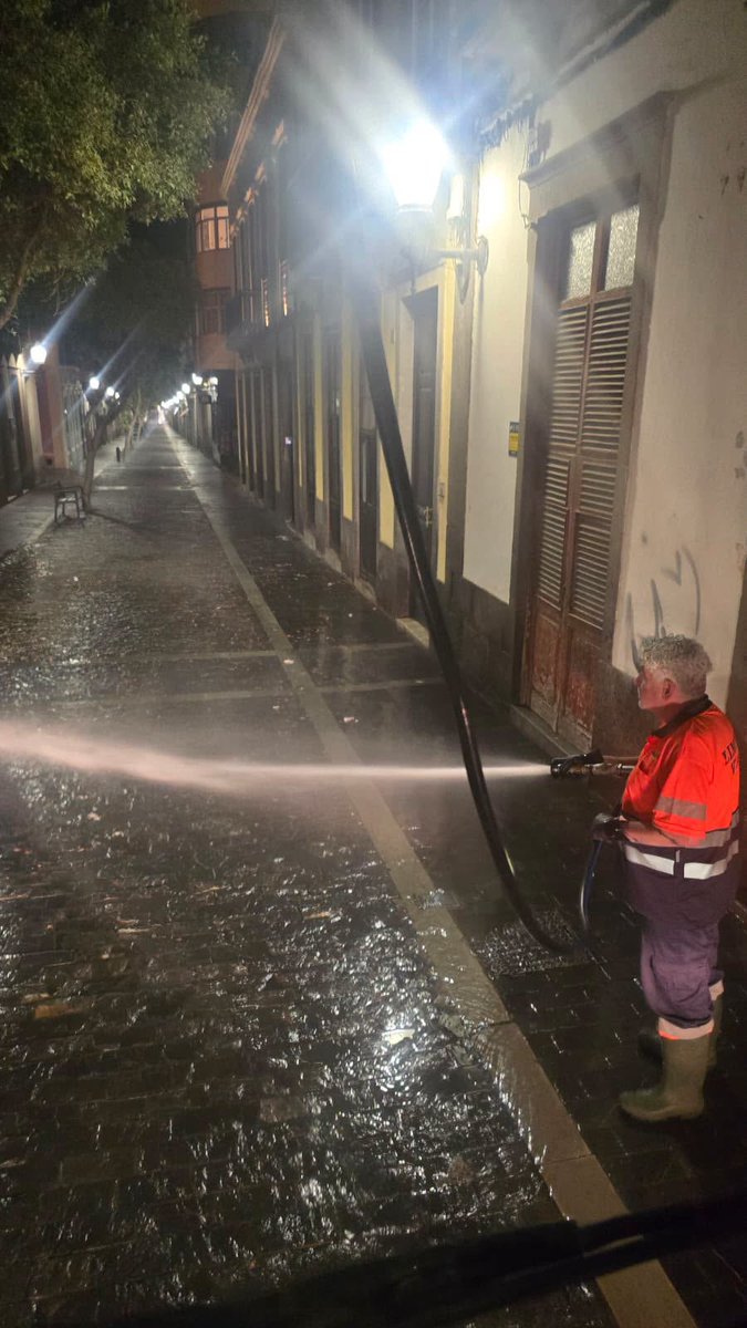LimpiezaLPGC's tweet photo. Trabajos  de #baldeo (manual y mecanizado) y limpieza con máquina #hidrolimpiadora en  el sector de Triana. Desde Pérez Galdos a Viera y Clavijo con San Bernardo. https://t.co/NXi2eJRtPY