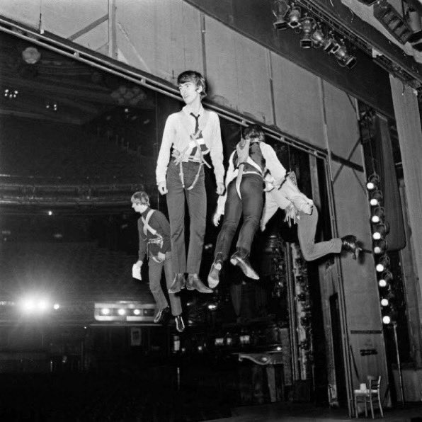 yesterdaypills's tweet photo. 🎭✨ 23 luglio 1964: i Beatles protagonisti della “Night of a Hundred Stars”

Il 23 luglio 1964 i Beatles parteciparono a “The Night of a Hundred Stars”, un grande spettacolo di beneficenza ospitato dal London Palladium e organizzato per raccogliere fondi a favore di enti assistenziali. ❤️

La serata riunì alcune delle più importanti personalità dello spettacolo britannico e vide anche la partecipazione dei Fab Four. Oltre alla musica, i Beatles si prestarono a un momento decisamente insolito: presero parte a uno sketch comico durante il quale, sospesi sopra il palcoscenico, si esibirono in un improbabile balletto volante che strappò risate e applausi al pubblico. 😂🎶

#Beatles #LondonPalladium #TheNightOfAHundredStars #Yesterdaypills