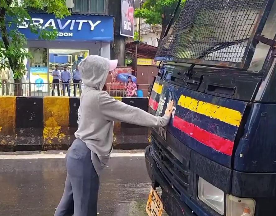 NalinisKitchen's tweet photo. Dear @MumbaiPolice,

Vehicle number: MH 06 AA 377

Rule 50 of the Central Motor Vehicles Rules requires HSRPs for all categories of vehicles.

- Private cars and bikes
- Commercial vehicles
- Government department vehicles
- Police vehicles
- Police vans
- Government buses

You give so many lectures to common people about following the rules, but your own vehicle does not have an HSRP number plate.

WOWOWOW.