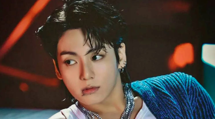 AboutMusicYT's tweet photo. Happy 29th birthday to the one and only Jungkook of BTS, an iconic vocalist, incredible dancer, stunning visual, and legendary performer! https://t.co/3Tc8ptLDGg