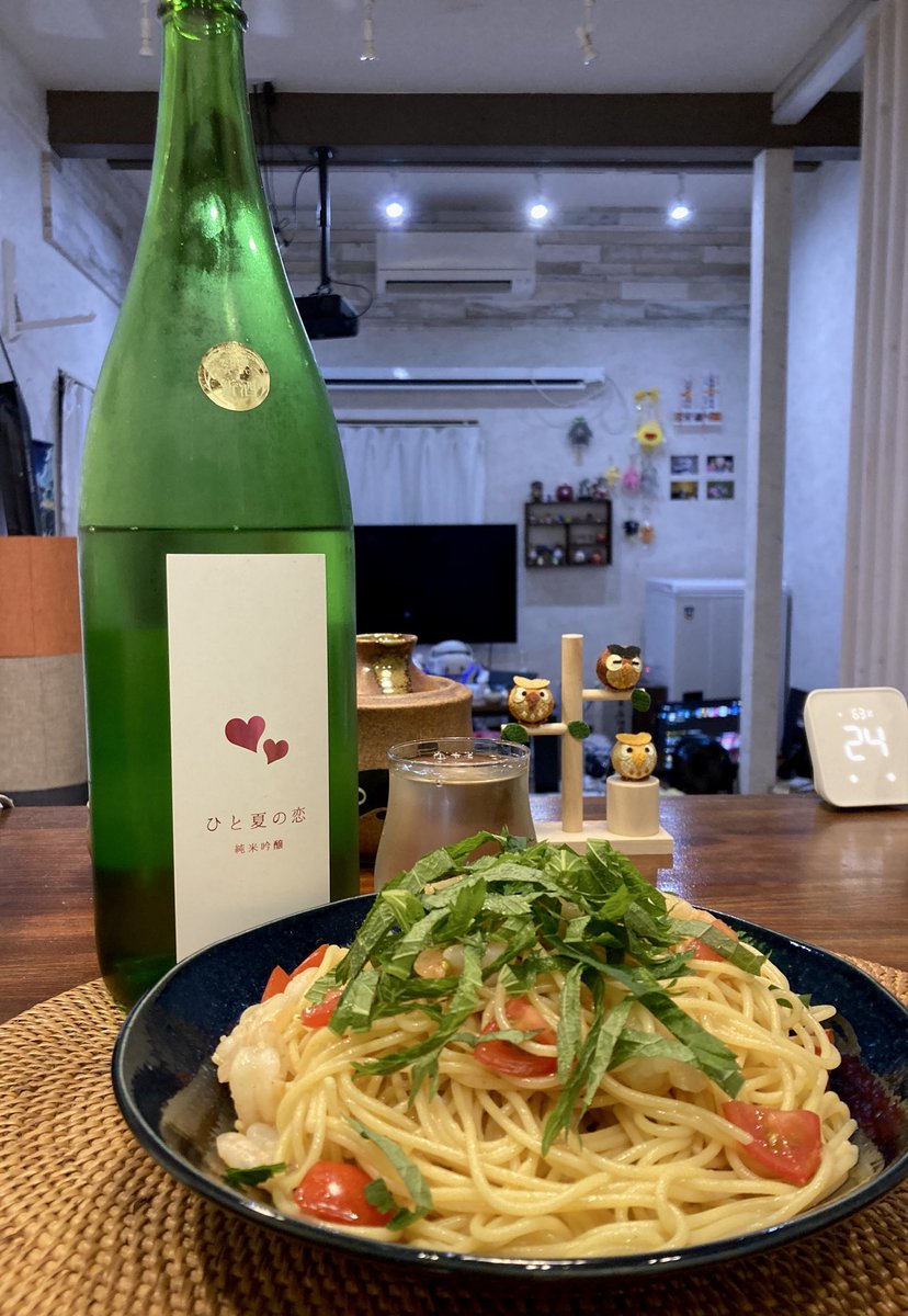 Rikuasano's tweet photo. あたごのまつ ひと夏の恋

味は淡麗なのに含むとお米とほんのりフルーティーな甘い香りが鼻奥で膨らむお酒🍶
冷製パスタ、寿司、焼きそば、チャーハンに合わせたけど何にでも合う
さすがあたごのまつだぜ！

室温に戻すとほんのり蜜のようなしっとりした甘さも加わり甘党ホイホイにも化ける(🍶˘ω˘ )ว https://t.co/TjZHzjTbxe