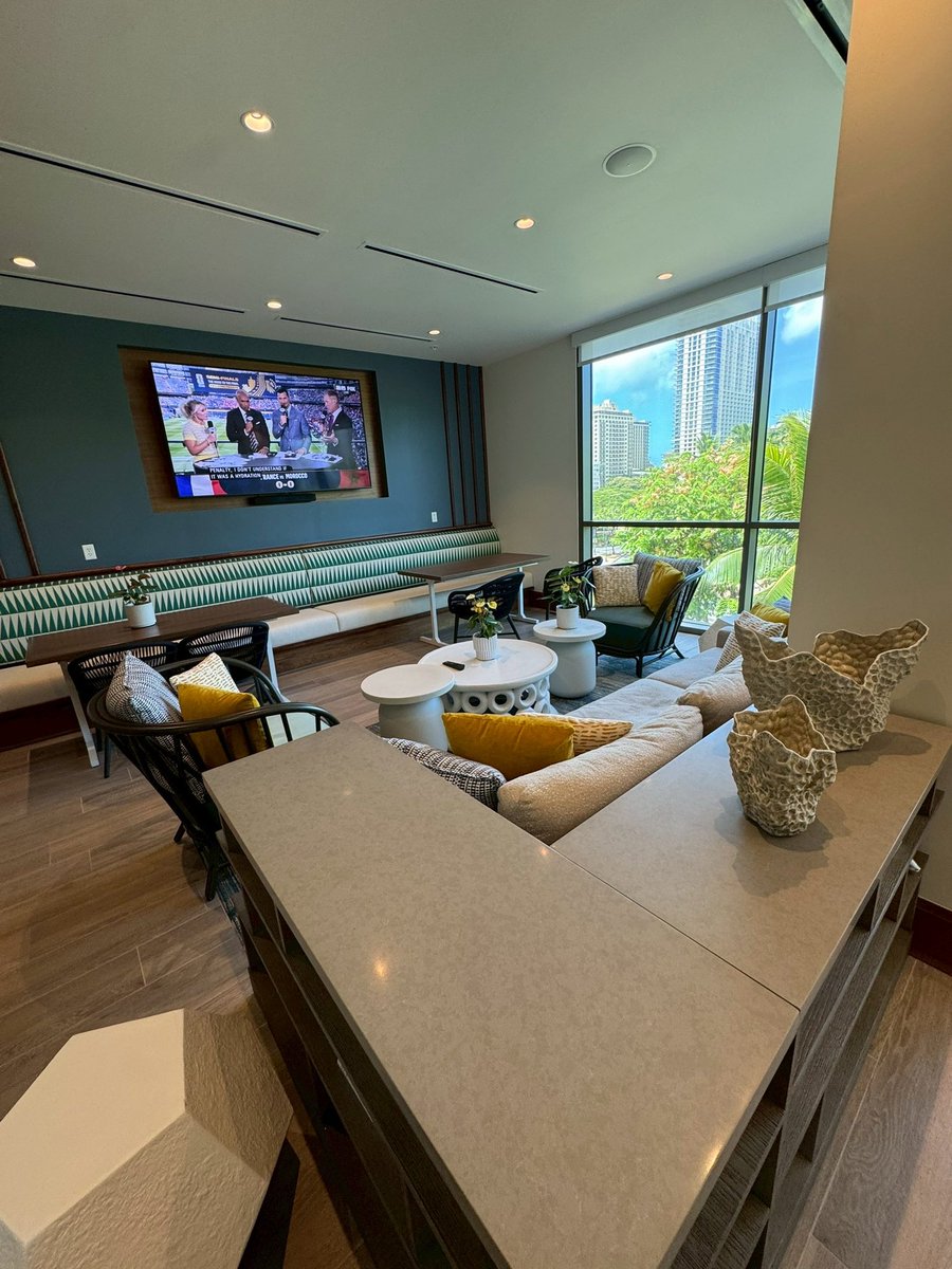 hirokikobe's tweet photo. 夏のバカンスday5その3。
大好きなコオリナを去り、HANA TAXIでワイキキへ移動！
ワイキキの滞在は、2024年に完成したMarriott Vacation Club Waikiki🏨
カラカウア通り沿いにあって立地が最高！ https://t.co/tOsQOrbXHP