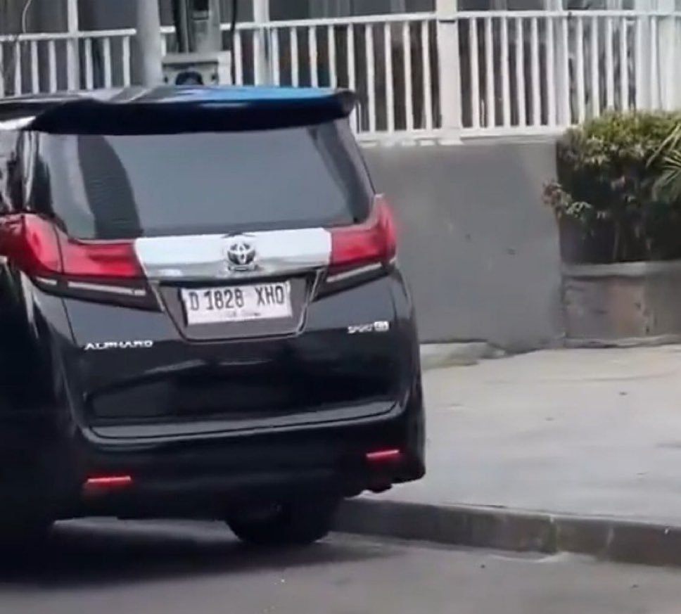 MafiaWasit's tweet photo. Ijin Pak, jadi yang kena Tilang ETLE ALPHARD-nya atau DaihatSU Gran Max-nya?

Petunjuk Pak 🙏
Ijin 🙏 https://t.co/3aEqIaVvlQ