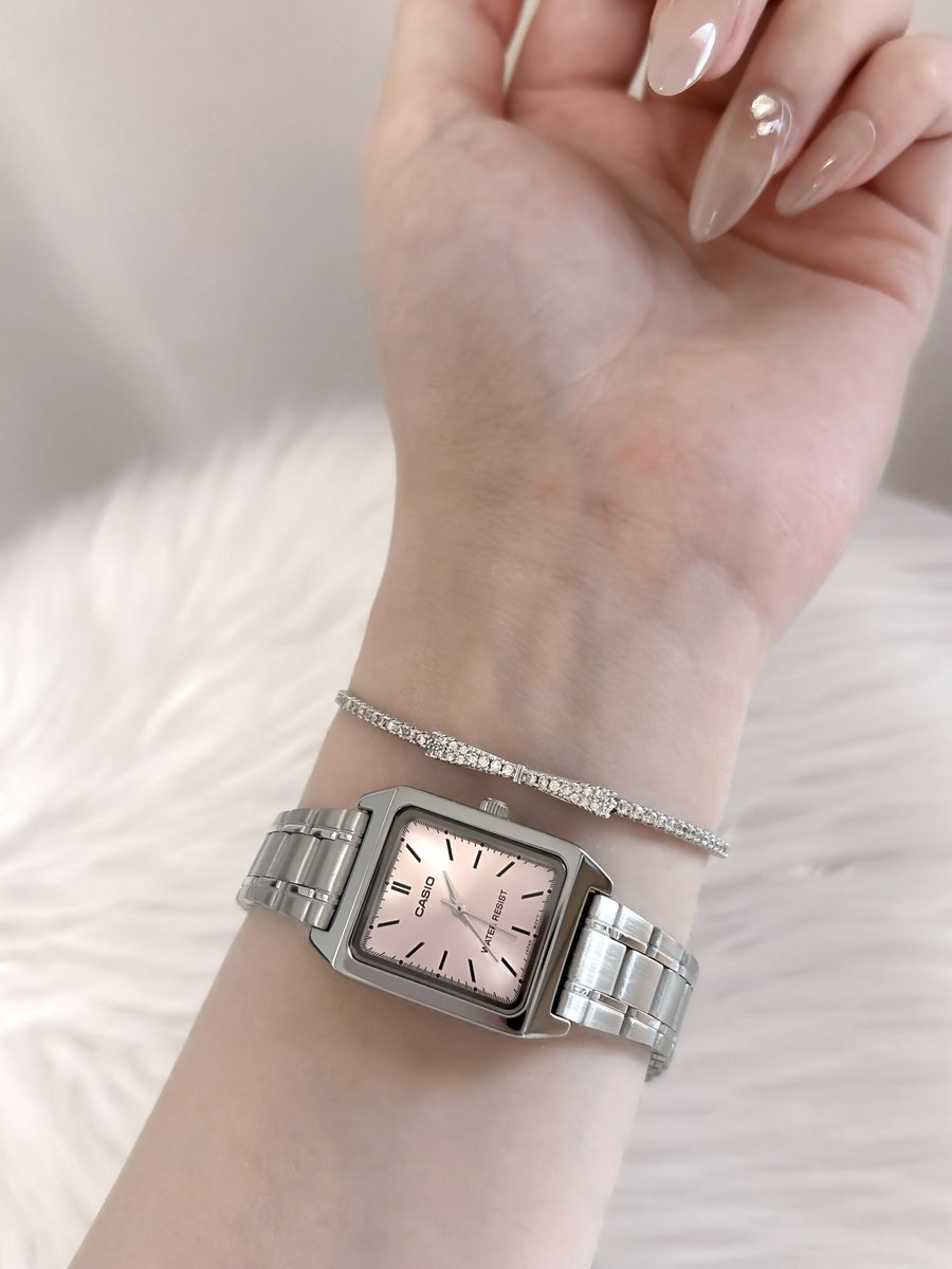 ioi___xx's tweet photo. 気軽に付けたくて買った
CASIOの腕時計🪽￥3900
ピンク×シルバーがお気に入り ꪔ̤ᐝ https://t.co/JtjScIKUXs