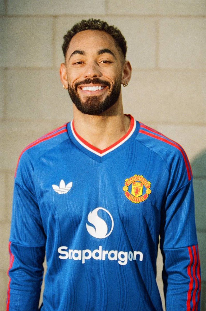 TemiGrace15's tweet photo. If you’re as obsessed with the new away kit as we are, drop a smile! ☺️ https://t.co/kqOwsQhqIt