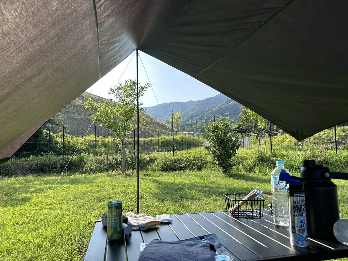 mLovinson's tweet photo. 先日の連休キャンプ…タープを設営し即、昼メシ。
今回は家で茹でて持参した冷やし素麺🎐
火を使う前に食べられるって、夏キャンプでは最強かもしれん。

#キャンプ
#キャンプ飯 https://t.co/CglbqGABDW