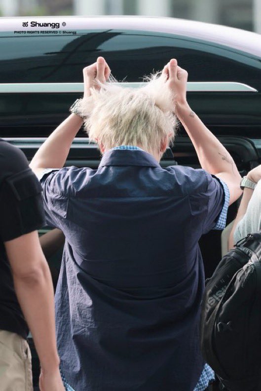 PCY_BASE's tweet photo. CHANYEOL’s hair 😆🫳🏼

#CHANYEOL #찬열 https://t.co/qbe6F4IuA9