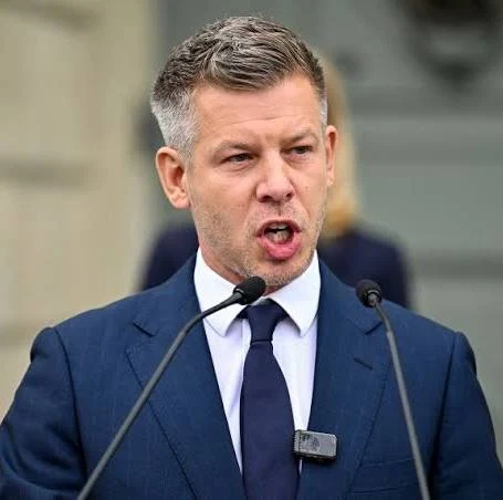 ChLECHEVALIER's tweet photo. HONGRIE : DICTATURE
        ADORÉE PAR VON_DER_LEYEN ET MACRON

Viktor_ORBAN, usé par un long pouvoir et par les attaques incessantes de l'UE, a perdu les récentes élections, sous les applaudissements frénétiques de @vonderleyen et de #MACRON.

Voici un échantillonnage de ce que fait son remplaçant, Peter Magyar, et son parti, le Tisza :

        * Virer le Président de la Cour
           Constitutionnelle ;
        * Saisir les serveurs et toutes les données
           du #Fidesz, parti de Viktor_ORBAN, pour
           l'empêcher de fonctionner
        * DESTITUER le Président de la République, 
           Tamás_SULYOK, sans le laisser se 
           défendre
        
Peter_MAGYAR a même voulu "NOMMER" Présidente de la République une grande joueuse d'échecs, Judit_Polgár !
                                    Elle a refusé !!...

Enfin, en bon "démocrate" (sauce #URSULA), MAGYAR veut empêcher ORBAN de se représenter au poste de Premier Ministre !!...

Voilà la "BONNE" dictature hongroise ADORÉE par #URSULA et #MACRON !
              Une dictature lèche-Bruxelles
                     C'est l'essentiel...

NB : même #Amnesty_International (qui est loin de l'Estrèèèèème_Drouââââte) commence à s'inquiéter.
                        Pas la "Presse" française...