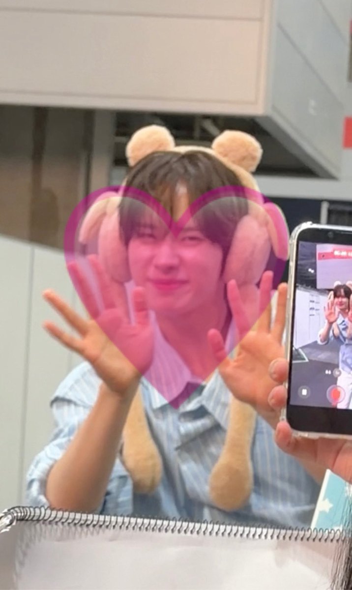 21823ooooo's tweet photo. TWS 7/20 大阪 第7部 全員グリーティング

2枚目⭕️の位置で、1枚目のお顔してる動画持ってる方いませんか？😭カメラ追いつかなくてギリギリ映っておらず、大変求めております🥲
周辺の他メンの動画と交換または買取も可能ですので、心当たりのある方お気軽にお声掛けください🙇🏻‍♀️

画像お借りしました！ https://t.co/HEJd0lH9NF
