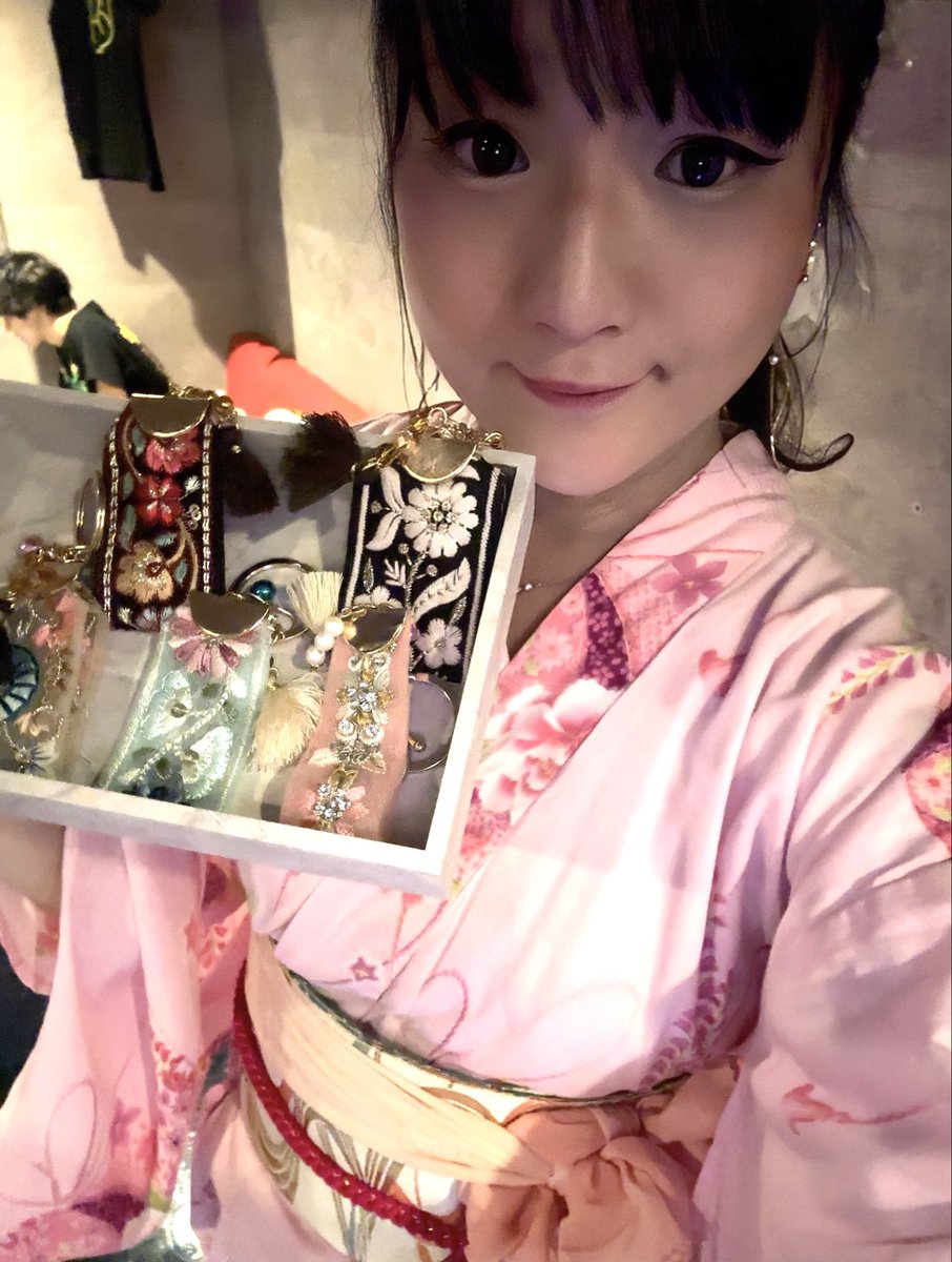 nanayama22's tweet photo. 本日は間もなく京橋AZYTATEさんにてお歌日和です👘✨😊

今日はピンク色の浴衣を着付けしてみたよ〜✨🌸🥰

そして本日より物販コーナーにて菜々手作りお守りキーホルダー販売しております✨🌸☺️👐

是非ゲットしてね〜🎵✨
#京橋AZYTATE https://t.co/3YPYsxn2hx