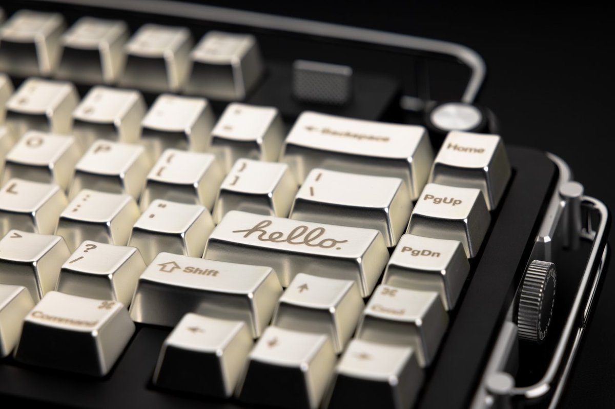 awekeys's tweet photo. Silky smooth, silver finish. 🌬️💎
#awekeys #hellosilver #metalkeycaps #macsetup #applesetup #minimalistsetup https://t.co/1stWhPutTE
