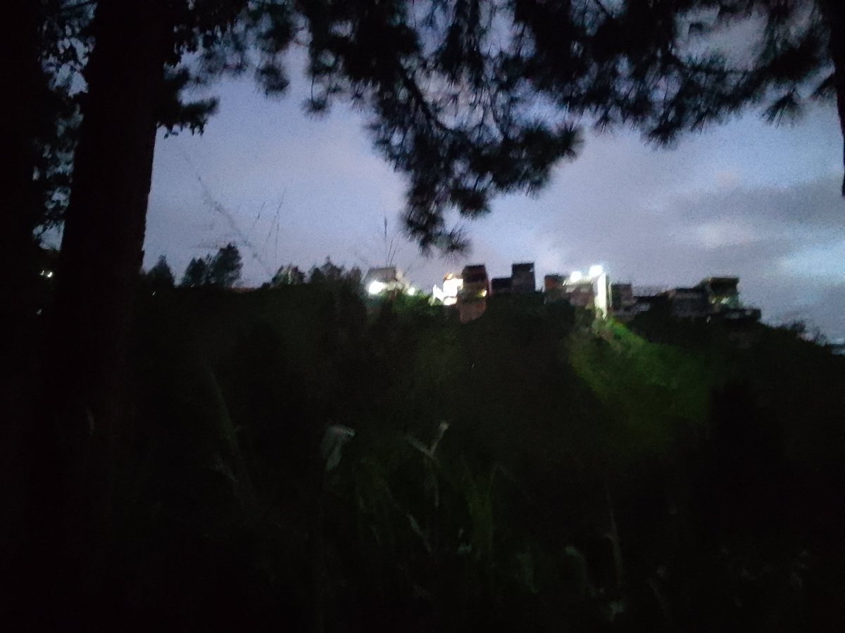 roberzu65's tweet photo. @ServiciosEH En frente todos con luz solo aquí se va!!! https://t.co/qQCgX0HyG0