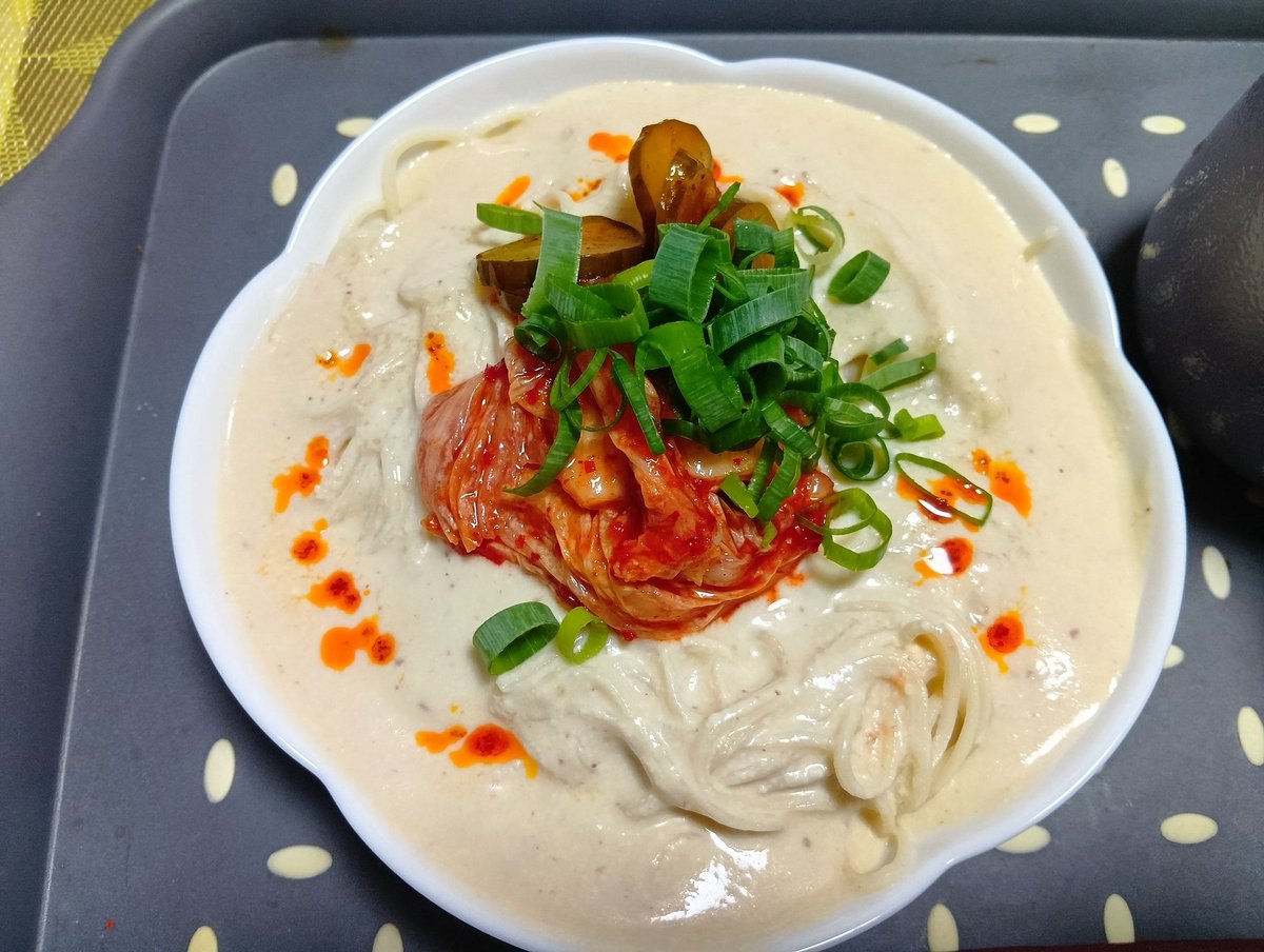 gingamu1024's tweet photo. 豆腐クリームというものを素麺とか蕎麦にかけてる動画見て美味しそ！と思って作ってみたけどこれは夏に良い
味が優しいのでキムチとか乗せなくても美味しいかも https://t.co/i8bKR4ZR14