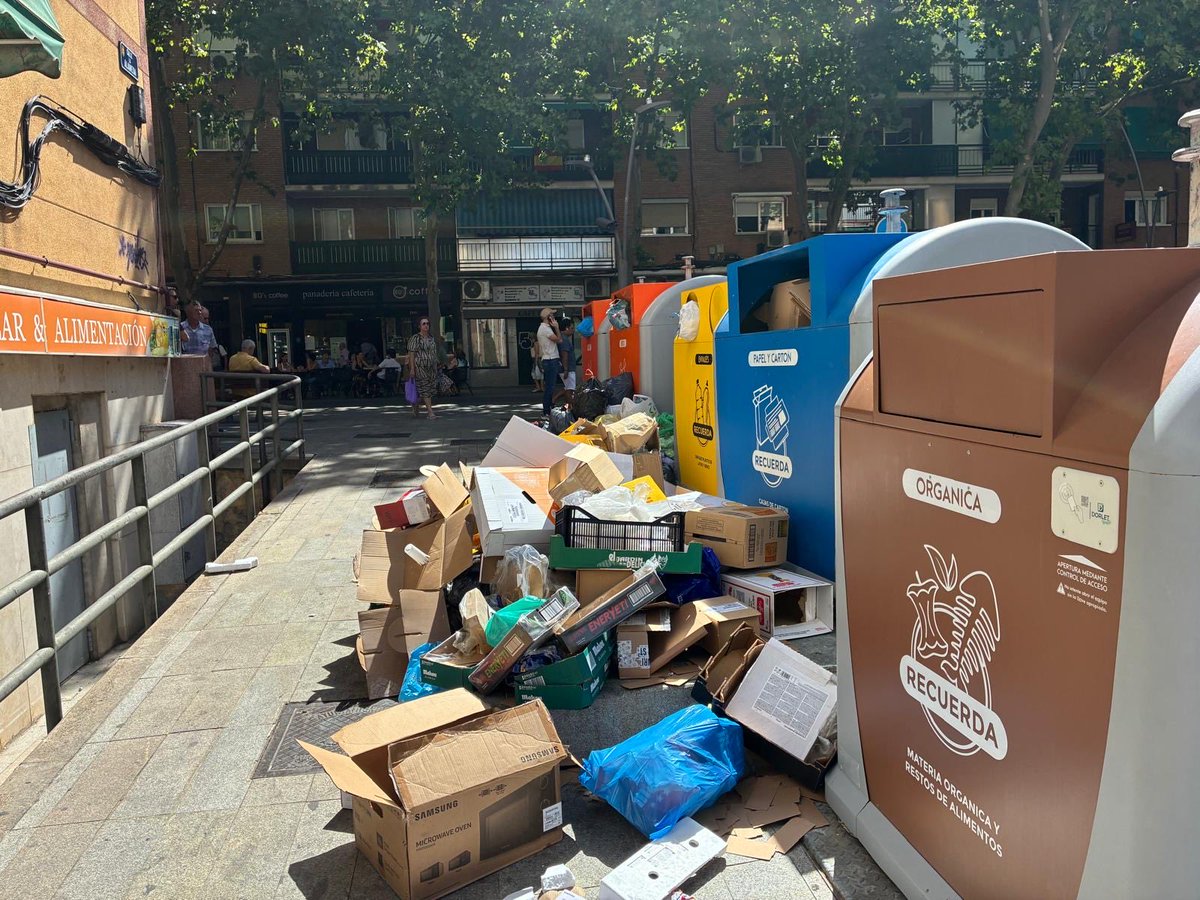 PedroMorenoGmz's tweet photo. Calle Alameda con Mayor ahora mismo. #Alcorcón 

42 millones de € le cuesta a los vecinos la recogida de basuras. 

Y tienen todo #Alcorcón así. https://t.co/6gdXWhfS2n