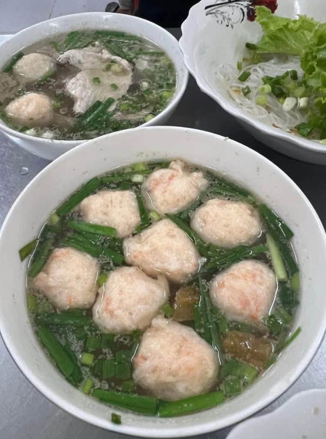 thanhoan1974's tweet photo. Chào buổi sáng mọi người ! 
Mình order mì gà xé khô, chén tôm viên + bao tử riêng và 1 ly sữa đậu nành nửa 
Nước lèo ngon, ngọt thanh tới độ húp hết muỗng cuối cùng vẫn thấy thòm thèm, tôm viên tươi giòn ngọt, bao tử được xử lý khéo nên hoàn toàn không có mùi, gà xé mềm mọng