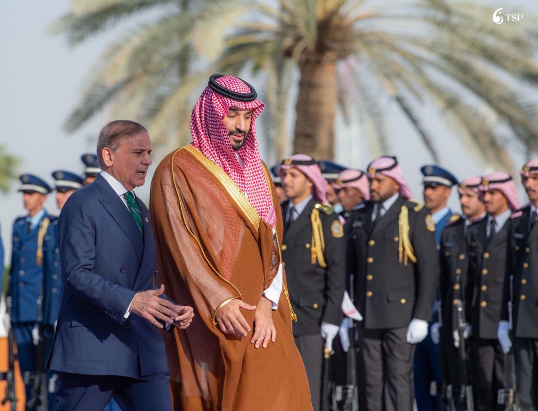 ولي العهد السعودي يتلقى دعم باكستاني بعد الهجوم الحوثي على السفينة