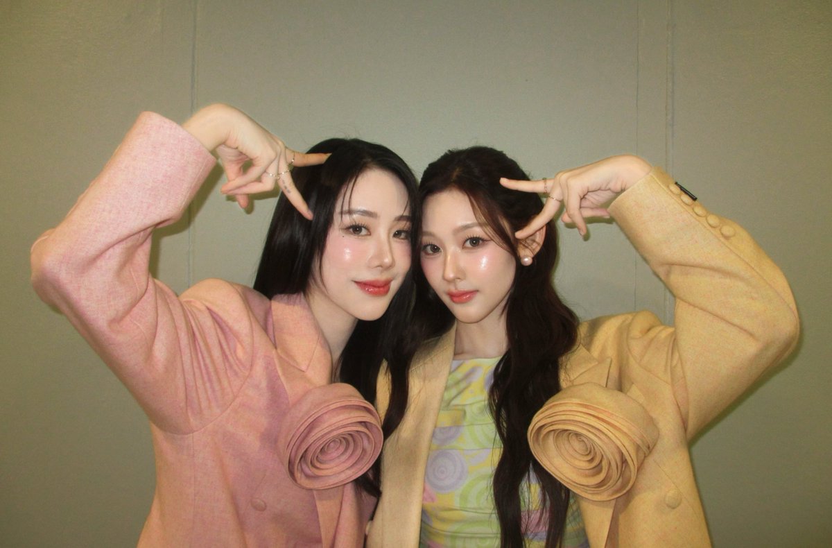 leavesss___'s tweet photo. 유남 손 크기 자체는 별로 차이 안나보이는데 유나가 손 바닥은 짧고 손가락이 되게 긴듯(..)😶 https://t.co/uYVvI4Nxbd