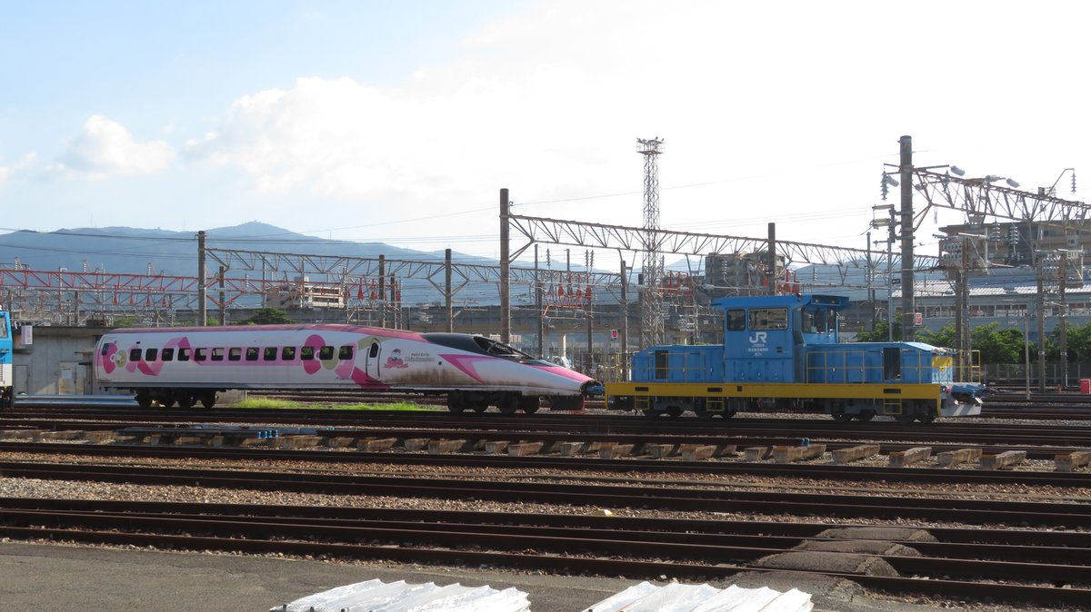 kitsune_500kei's tweet photo. 500系  V2編成

8号車が機関車牽引、推進で
解体線へ移動していきました(昨日撮影)

そして今日解体作業も始まりました

キティ新幹線のロゴも見納めですね……

2026.7.22､23 https://t.co/IEOU4XSmxG