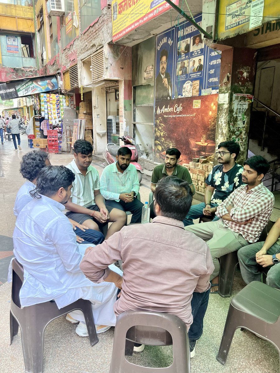 deweshtiwary's tweet photo. नेहरू विहार एवं मुखर्जी नगर में विभिन्न प्रतियोगी परीक्षाओं की तैयारी कर रहे विद्यार्थियों से संवाद किया। विद्यार्थियों ने अपनी समस्याओं, अपेक्षाओं एवं सुझावों को विस्तार से साझा किया।

केंद्र सरकार विद्यार्थियों और युवाओं के हितों के प्रति संवेदनशील है तथा उनकी शिक्षा, रोजगार और भविष्य को सशक्त बनाने के लिए निरंतर कार्य कर रही है।

कुछ देशविरोधी ताकते  छात्रों की वास्तविक समस्याओं को राजनीतिक रंग देकर भ्रामक नैरेटिव गढ़ने और उन्हें अपने हितों के लिए उपयोग करने का प्रयास कर रहे हैं। साथ ही, देश में अस्थिरता और अशांति का वातावरण बनाने की भी कोशिश की जा रही है। किंतु आज का जागरूक छात्र इन प्रयासों को भली-भांति समझता है और तथ्यों के आधार पर अपने विचार बना रहा है।
@narendramodi @AmitShah @PMOIndia @HMOIndia @AmitShahOffice