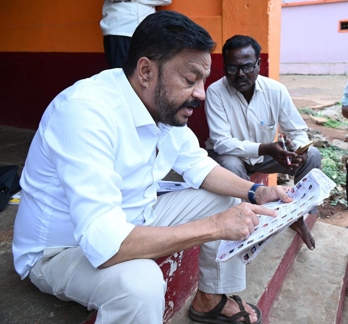 MLCvijaysingh's tweet photo. ನನ್ನ ಮತ ಕ್ಷೇತ್ರದ #ಚಿಟ್ಟಾ (ಕೆ) ಗ್ರಾಮದಲ್ಲಿ SIR ಕುರಿತು ಸಭೆ ನಡೆಸಿ BLO,  BLA 2  ಹಾಗೂ ಗ್ರಾಮದ ಪ��ರಮುಖರದೂಂದಿಗೆ  ಸಮಾಲೋಚನೆ ನಡೆಸಿದೆ.ಈ ವೇಳೆ ಗ್ರಾಮದ ಮುಖಂಡರು, ಹಿರಿಯರು,ಯುವಕರು ಉಪಸ್ಥಿತರಿದ್ದರು.

#Basavakalyan #ಬೀದರ್ @DKShivakumar @HariprasadBK2 @rssurjewala @siddaramaiah https://t.co/rQuaOWeecn