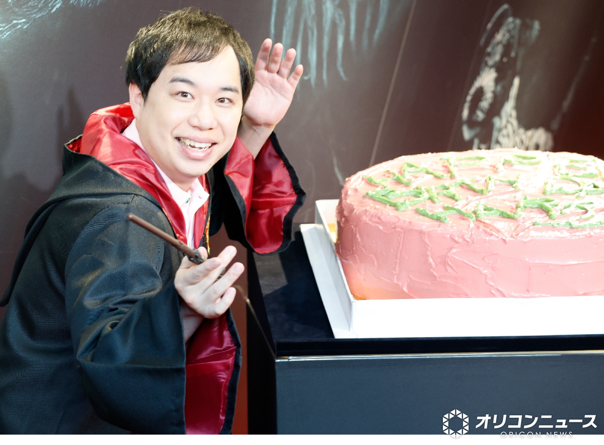 oricon's tweet photo. 霜降り明星・せいや、向井理の“あわや”を救う
「ハリーを助けました❗️」
巨大ケーキでハリー・ポッターの誕生日を祝福🎂
https://t.co/SMoBBoIoNB

 #呪いの子 https://t.co/s8WQnRf7Wg
