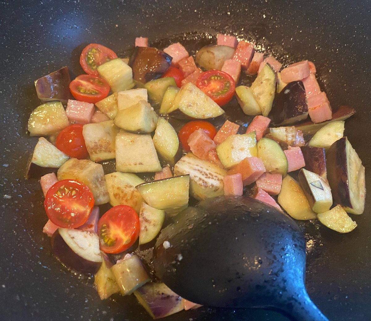 105daodao's tweet photo. 🍆と🍅と🥓のパスタ作りました🍝
家族分も作って速攻で完食してた☺️ https://t.co/MqDFpNowNS