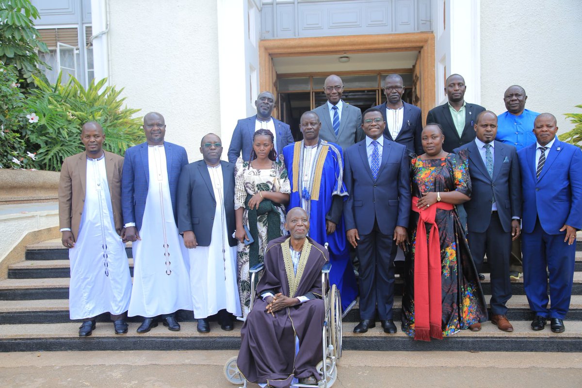 cpmayiga's tweet photo. Enkya ya leero mu Bulange, nsisinkanye Abeekika kya Nnyonyi Nnyange nga bakulembeddwamu Omukulu w'Ekika, Omutaka Mbaziira Kakooto Frank Kisaala, mbategeezezza nti Kabaka yantuma gye bali ku nsonga y'okuzzaawo ekyoto bbungu mu Lubiri e Mmengo.

Banyanjulidde Olukiiko olwalondebwa okukola ku nsonga eno, era ndutongozza okulaba nti omulimu guno gugguka mu bwangu ddala olw'obukulu bwagwo mu nnono za Buganda.

Bbungukalyomu, kyoto ekikumibwa Abayange, era ku kyoto kino Kabaka kw'agabira entabaalo. Wewaawo tetukyalina ntabaalo za mafumu, naye era ku mulembe guno Kabaka atuma basajja be ku ntabaalo nnyingi okugeza; okugoba obwavu mu Buganda, okulwanyisa mukenenya, okutumbula ebyenjigiriza n'endala.

Kale omulimu guno mukulu nnyo era gunyweza ennono zaffe.
