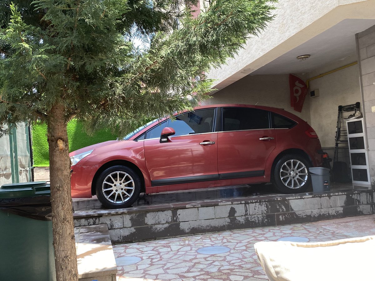DailyToraman's tweet photo. Bende de bundan var, birçok kişi de beğenmiyor ama sonraki arabamı da citroen almama sebep olacak özellikleri var. Yılına göre tertemiz araba bulmuşuz, bakımlarını düzenli yaptırıyoruz, her şeyi orijinal. Bi boya istiyor güneş yanıklarından dolayı o da sorun değil. https://t.co/6cs2D3Lvzh
