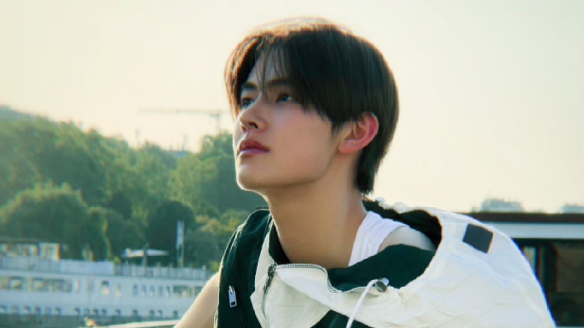 eomvinyl's tweet photo. #seonghyeon in Paris 🇫🇷 ୨ৎ˚⋆ https://t.co/sJW10Yn3PI