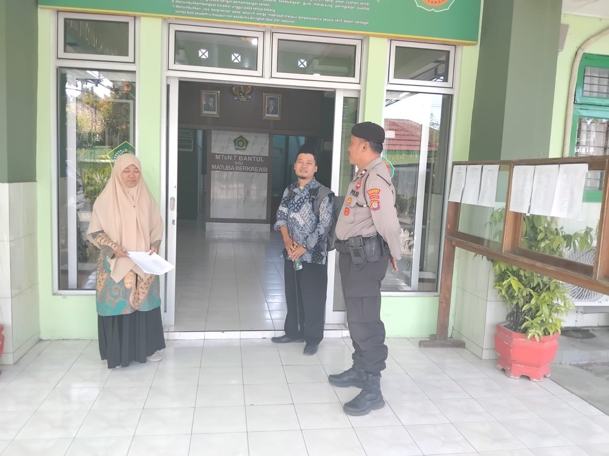 PiyunganPolsek's tweet photo. Anggota unit samapta polsek piyungan di pimpin Aiptu Catur PB melaksanakan patroli, cegah gangguan kamtibmas sambang sekolahan, pemukiman agar situasi kamtibmas wilayah piyungan tetap kondusif (23/7/2026)
#polriuntukmasyarakat
#patroli
#presisi
#polsekpiyungan https://t.co/Edg4ycfC14