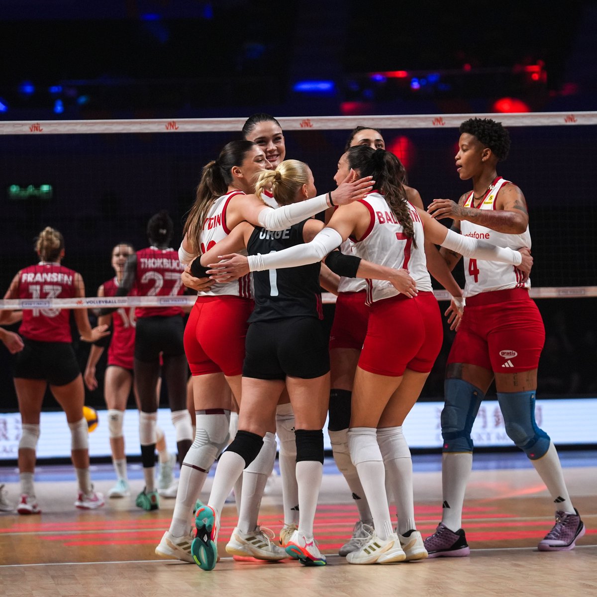 pusholder's tweet photo. Filenin Sultanları, Kanada'yı 3-1 mağlup ederek Milletler Ligi'nde yarı finale yükseldi. https://t.co/LPIK23oXuM