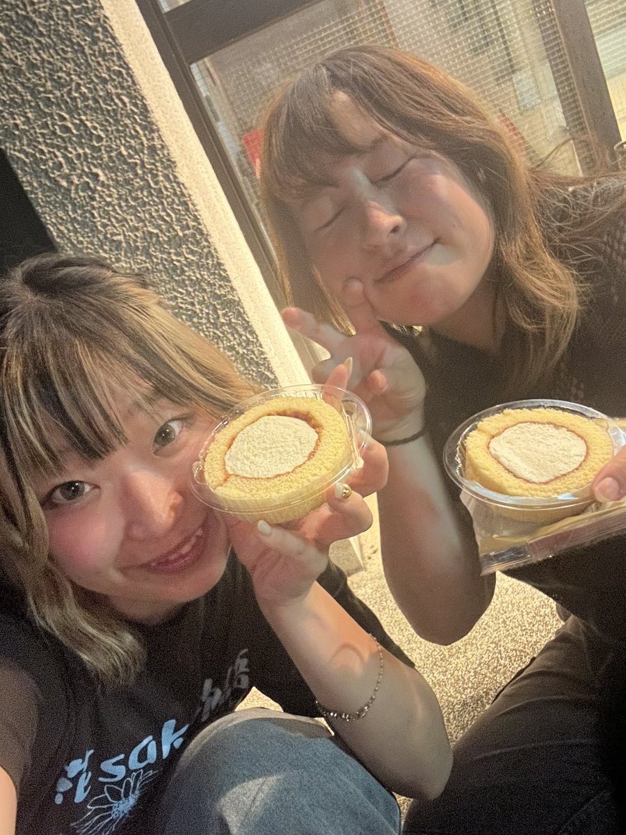 saki1376's tweet photo. だいすきちかしゃの誕生日🎉
お互いお仕事もろもろで限られた時間でしたがお祝い出来ました🤤
プレゼント渡せたし、もちろんお酒も飲みました
お昼からビールの背徳感
来週からしばらく一緒にいられるの嬉しい🫣
ずっと笑っててください https://t.co/KMO3G0uEdB