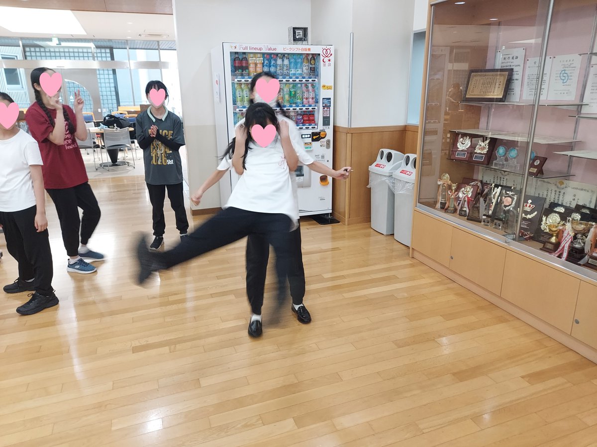 nbj2341's tweet photo. 【校長発信2026-147】
「すごいエネルギー」
下校時刻が近づき、生徒ラウンジで「暑いから気を付けて帰ってね」と声をかけていた所にダンス部の中学生が・・・練習直後とは思えないエネルギーです！若いってスバラシイ！ https://t.co/qxrztI6gQB