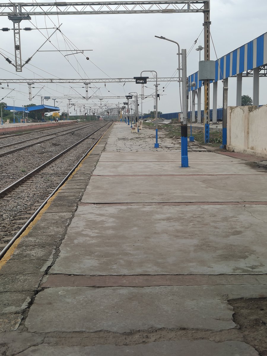 devisingh1998's tweet photo. This is the present condition amrit bharat station peddapalli jn pf-1. Towards Kazipet jn no roof shed &amp;  Poor platform condition. No display boards on pf3 @RailMinIndia @RailMadad @SCRailwayIndia @drmsecunderabad https://t.co/FYofZVzLnW
