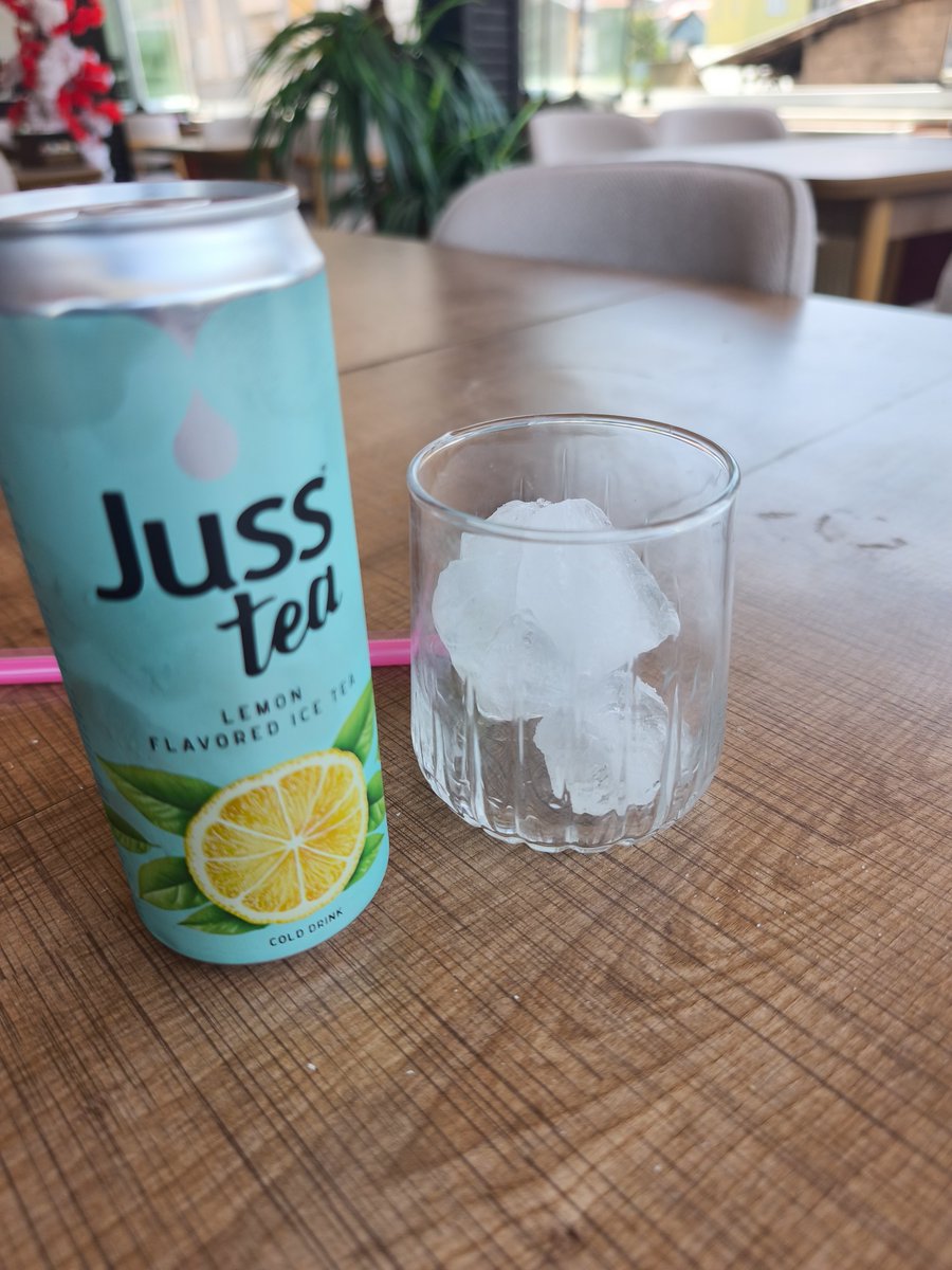 canatiz49's tweet photo. Muş'ta bir cafedeyim ve buzlu birşeyler istedim. Neyse oturdum bekliyorum aniden bar'dan buz kırma sesleri yükseldi. Reis dolaptan buz çıkartıp kırıyo ve sonuç... 😅 https://t.co/wHiwWBm8WD