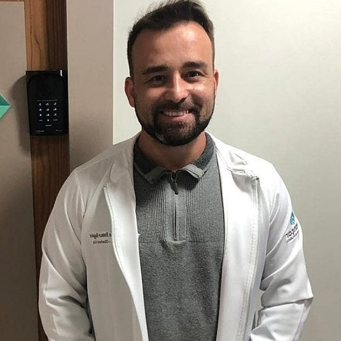 Cultination1's tweet photo. 🇧🇷🩺🐾 Ce médecin ACCETPE d'être payé en nourriture pour animaux plutôt qu'en ARGENT.

Le médecin Rafael Baggiari accepte parfois d'être payé en CROQUETTES plutôt qu'en argent. 

La nourriture récoltée est ensuite distribuée à des ANIMAUX abandonnés pris en charge par des associations.
(Globo)