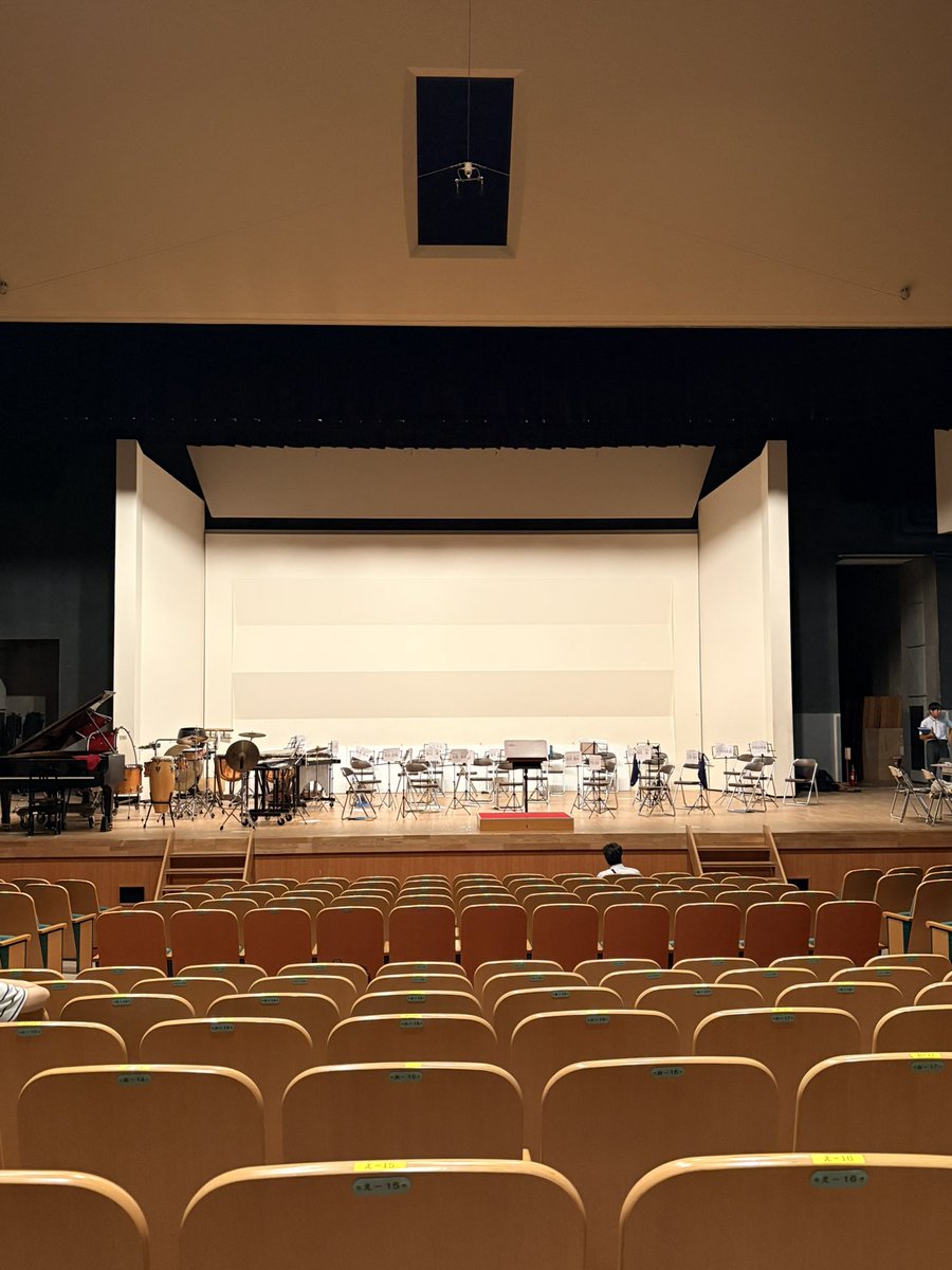 drumojisan0123's tweet photo. 今日はホール練習にて合奏指導！

毎回写真撮り忘れてますが、ありがたいことにコンクールまで休みなくレッスンのお仕事をいただいてます！

頑張れ中高生！！ https://t.co/dsznHraIxC