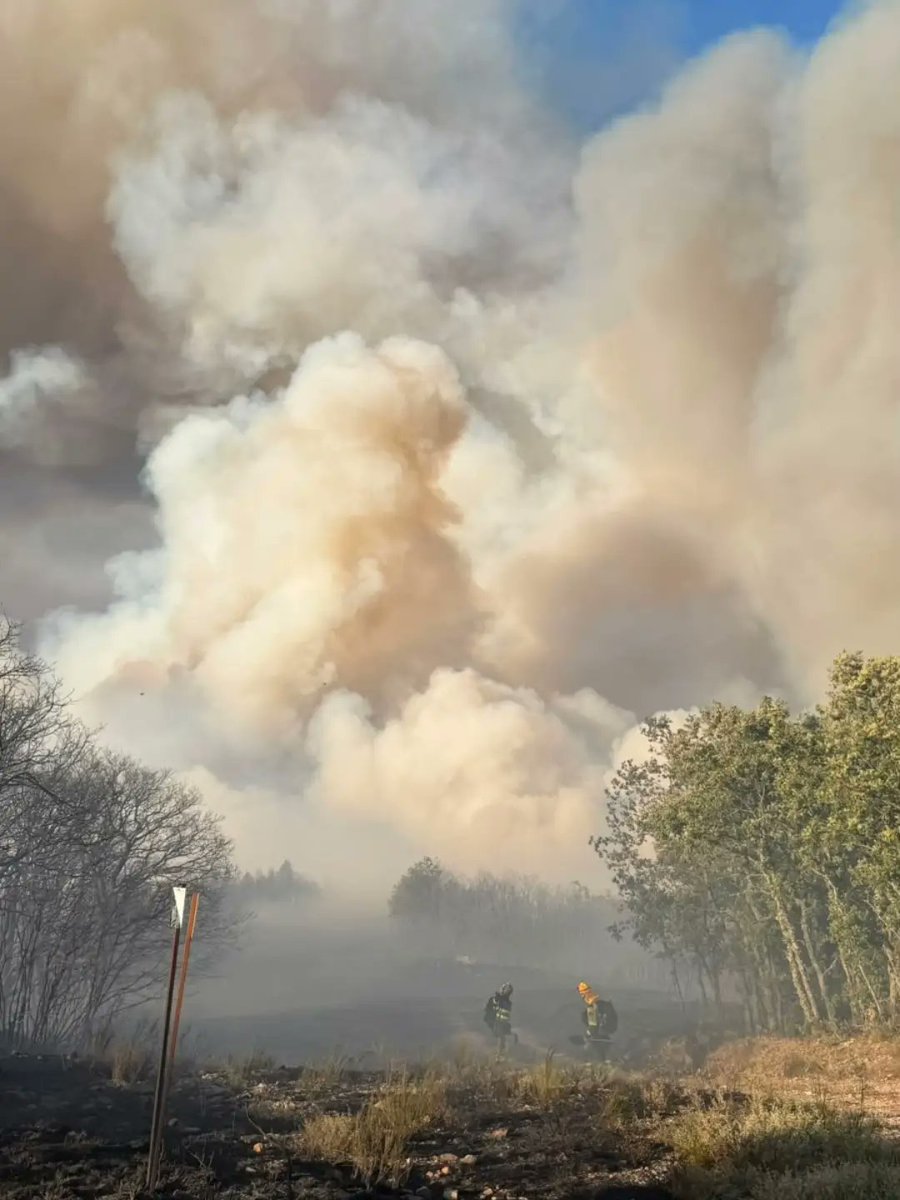 cazurreo's tweet photo. 🔥😩Impactantes imágenes captadas en el Incendio de Castropodame en el Bierzo, León🔥😩

imágenes via BRIF LAZA

#leonesp #cazurreo #bierzo #incendio #incendiosforestales🔥😩 https://t.co/pOlmlikt8l
