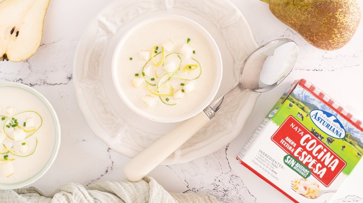 BonViveurSpain's tweet photo. 😋 Si te gusta innovar, te proponemos preparar nuestra vichysoisse de pera, que además de incluir esta fruta entre sus ingredientes, sustituye la patata por nata para cocinar espesa @LecheAsturiana. ¿El resultado? ¡Una sedosidad de escándalo!