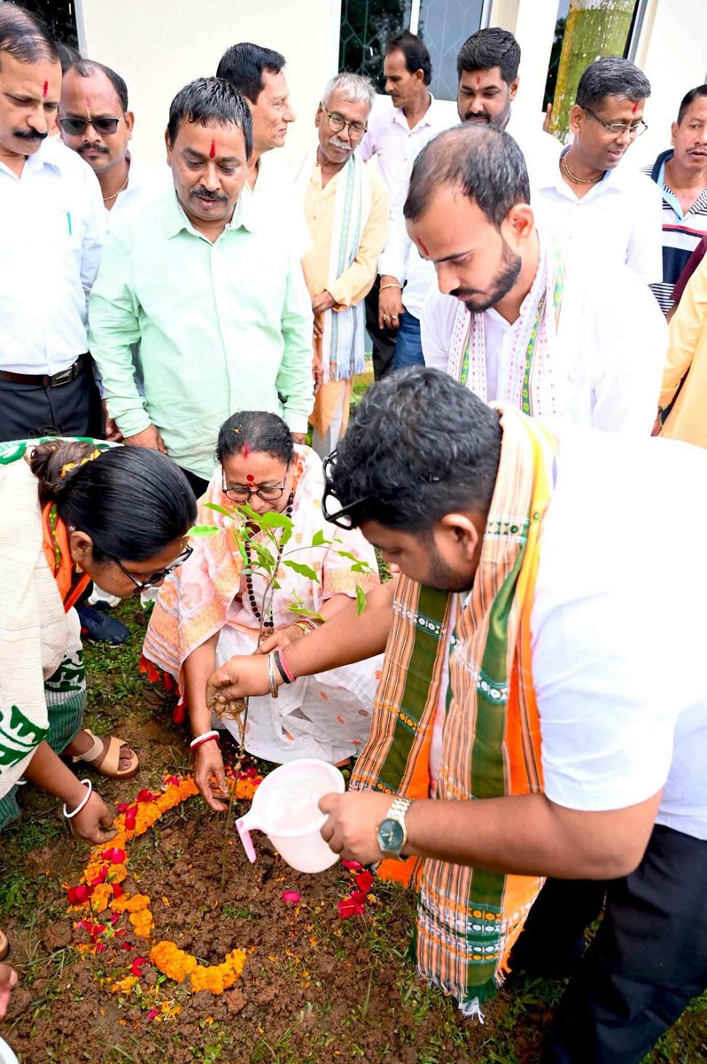 BJP4Tripura's tweet photo. একটি গাছ, একটি প্রতিশ্রুতি - সবুজ হোক আগামীর পৃথিবী!

আজ মাতা কসবেশ্বরী দেবীর মন্দির প্রাঙ্গণে ‘এক পেড় মা কে নাম’ কর্মসূচির অংশ হিসেবে একটি চারাগাছ রোপণ করেন প্রদেশ সভাপতি তথা বিধায়ক মাননীয় শ্রী অভিষেক দেবরায় মহোদয়।

প্রকৃতি সংরক্ষণ, পরিবেশের ভারসাম্য রক্ষা এবং আগামী প্রজন্মের জন্য এক সবুজ ও সুন্দর ভবিষ্যৎ গড়ে তোলার লক্ষ্যে এই উদ্যোগে সকলকে এগিয়ে আসার আহ্বান জানান প্রদেশ সভাপতি মহোদয়।