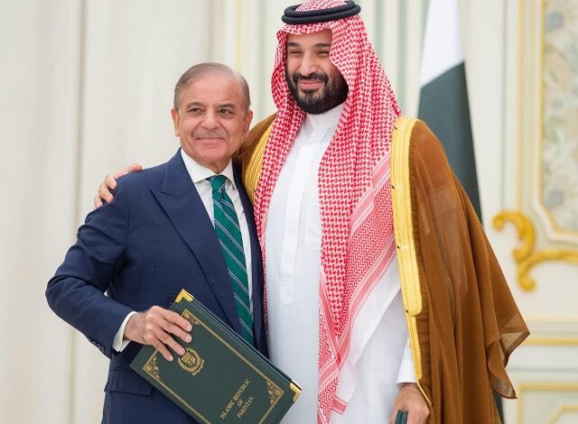 SaudiNews50's tweet photo. في إتصال هاتفي مع ولي العهد..

رئيس الوزراء الباكستاني، يجدد إدانة بلاده واستنكارها للهجوم الذي شنته مليشيا الحوثي على سفينة سعودية. https://t.co/pq4FiBdciA