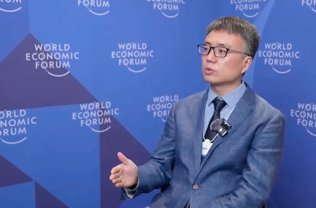 pingan_group's tweet photo. Ping An Good Doctor CEO He Mingke shared how Ping An’s “integrated finance + health and senior care” strategy supports earlier intervention and proactive health management—helping people stay healthier for longer at @wef Summer Davos 2026. https://t.co/CnI12xXl5o