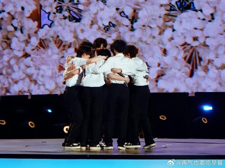 Han84Cheol's tweet photo. @lwais7_ Salah satu konser favoritku (叁重楼) 演唱会 - (楼间楼) 重庆站. Pas mereka nyanyi (未闻花名). Lihat Jiaqi sampai nggak sanggup nyanyi karena nangis, terus mereka denger voice dari keluarga masing². Belum lagi Chengxin mention anak² TF Trainees Gen 2. Konser paling berkesan deh. https://t.co/kXnbbEABG3