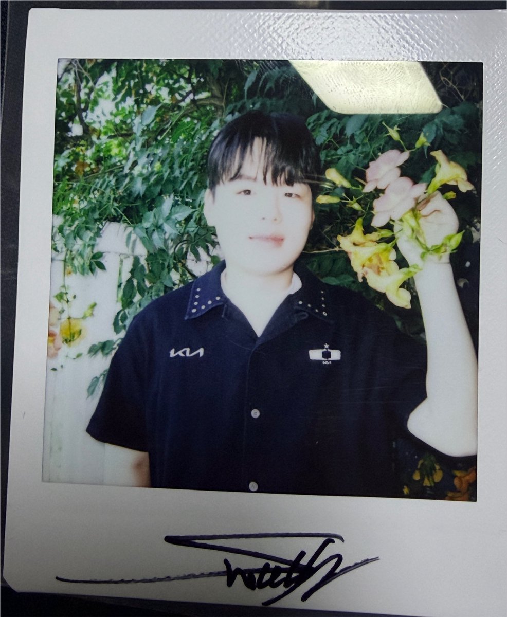 leowithmim_'s tweet photo. MEA 콜라보 유니폼 금재 폴라

아니 신금재 온 거 너무 기뻤는데 포즈가 꽃을든청년이어서 개처웃음 ㅋㅋㅋㅋㅋㅋㅋㅋㅋㅋ
감사합니다 디플러스기아 https://t.co/tyXCSQzV4c