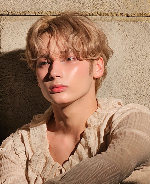 AboutMusicYT's tweet photo. Happy 24th birthday to the amazing Huening Kai of TXT! https://t.co/am8kG7H6WE
