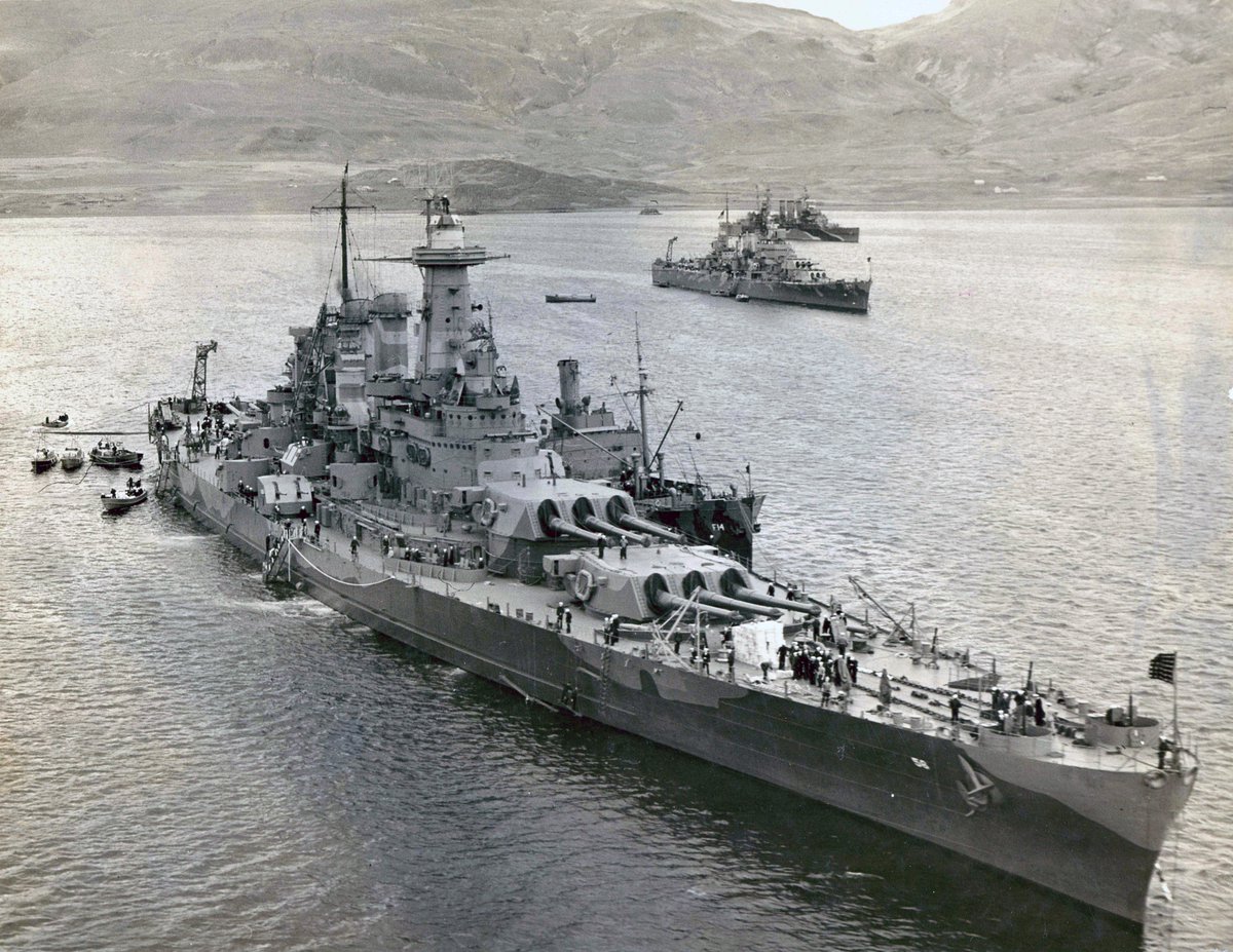 Drednotyandmore's tweet photo. To jedno z najlepszych zdjęć ever.

Hvalfjord, Islandia. Na pierwszym planie kotwiczy szybki pancernik USS Washington BB-56, w tle krążownik ciężki HMS Norfolk, a pomiędzy nimi kolejny - USS Wichita CA-45💪

📷NAID: 175539948 https://t.co/94rvweB19K
