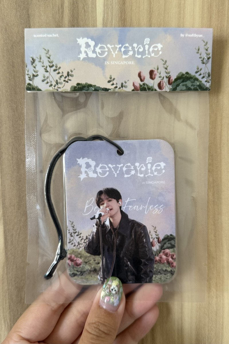 softbyun_'s tweet photo. i’ll be distributing these scented cards this saturday, around evening time! have lots of leftover from reverie con 😆 each person can redeem 1 set for free (2 different designs). just show me this tweet will do! :) https://t.co/xS2TXAqwph