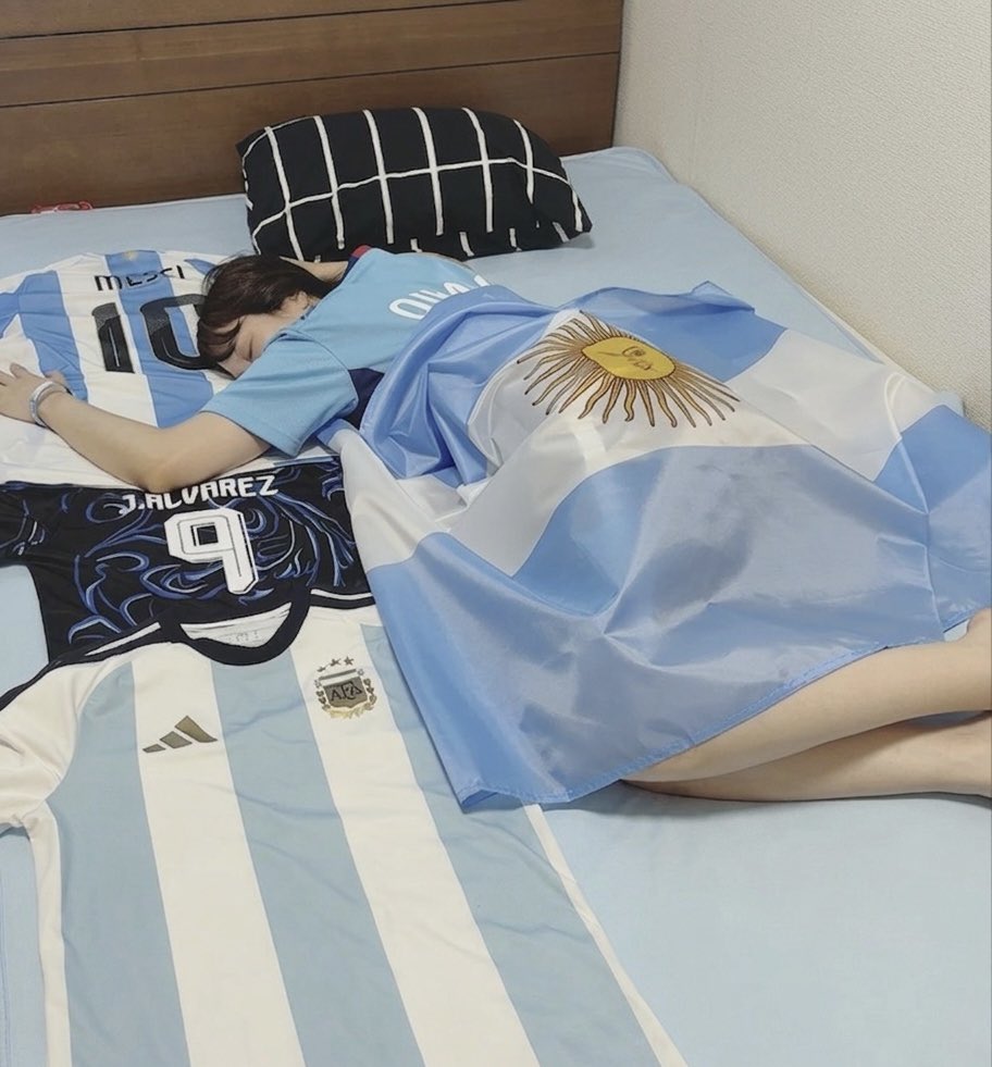 n0720_'s tweet photo. - Gente que nunca estuvo en Argentina.  
- Gente que quisiera ser Argentino.

Yo: https://t.co/uyHUnzDEKX