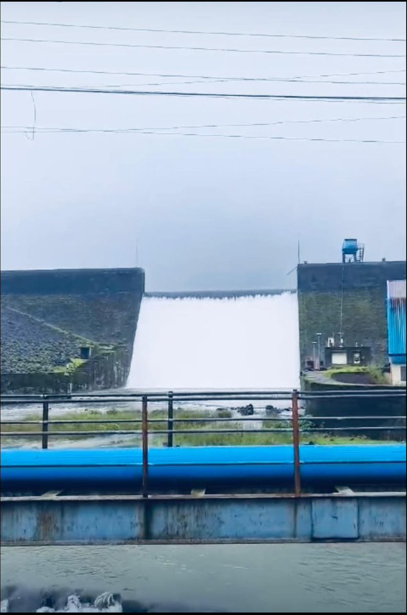 Gopalghoti1's tweet photo. इगतपुरी (नाशिक ) : तालुक्यात मुसळधार पाऊस सुरू असल्याने सर्व पर्यटकांनी विनाकारण प्रवास टाळावा. कृपया ज्या ठिकाणी आहात तेथेच सुरक्षित थांबा आणि स्थानिक प्रशासनाच्या सूचनांचे पालन करा. नदी, धबधबे व डोंगराळ भागात जाणे टाळावे. आपल्या सुरक्षिततेला प्राधान्य द्या.जागोजागी रस्तेबंद झाले आहेत