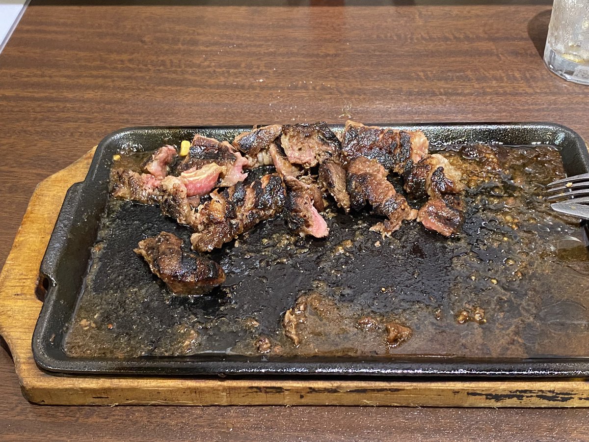 vs17006's tweet photo. いきなりステーキさん
席に着いてブレードミート頼もうとしたら売り切れ、入り口に表示無し･･･
仕方無く赤身肩ロースにしたら蒸気じゃなくて明らかに煙が上がってて、ひっくり返そうにも張り付いてて焦げ焦げ･･･
これで二度目の焦げ肉よ？
こんなレベルじゃあさぁ〜･･･
 #いきなりステーキ https://t.co/ljpDstExr2